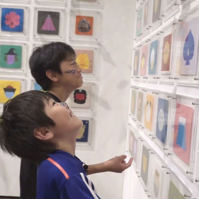 .
現在あかがねミュージアムで大好評開催中の「tupera tuperaのかおてん.」

毎週土曜日　10:00〜生放送中の
あかがね放送局からゆうまくん、かずまくんが紹介してくれました✨✨

あかがねミュージアムのYouTubeにて公開中！ぜひ動画を見て、かおてんに来てくださいね🌞

https://youtu.be/YNBgAsylb0g

#新居浜fm 
#あかがね放送局 
#あかがねミュージアム 
#tuperatuperaのかおてん